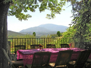 Beautiful mansion with views of Mont Ventoux and with fenced private pool